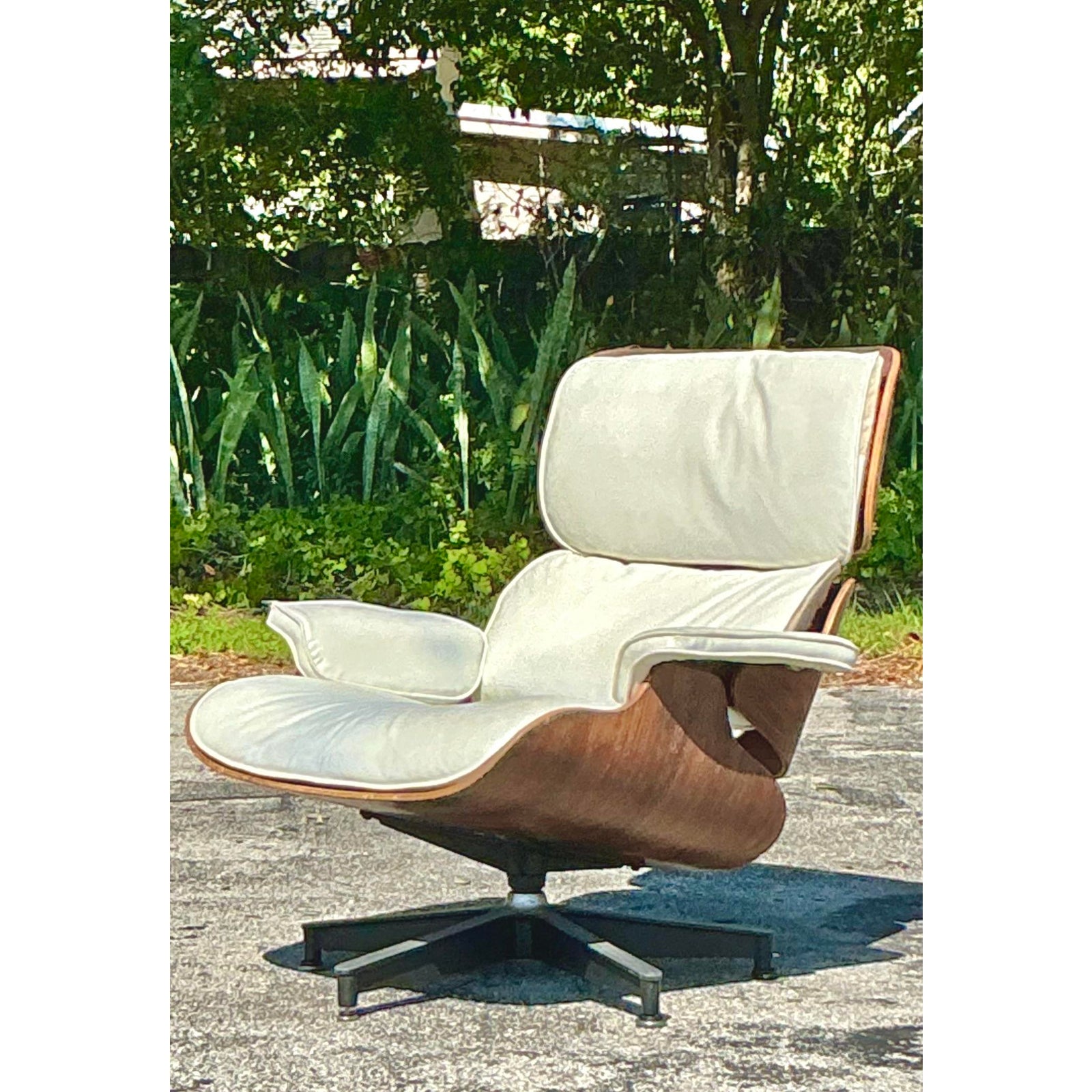 Vintage Boho Eames for Herman Miller Lounge Chair - Side view
