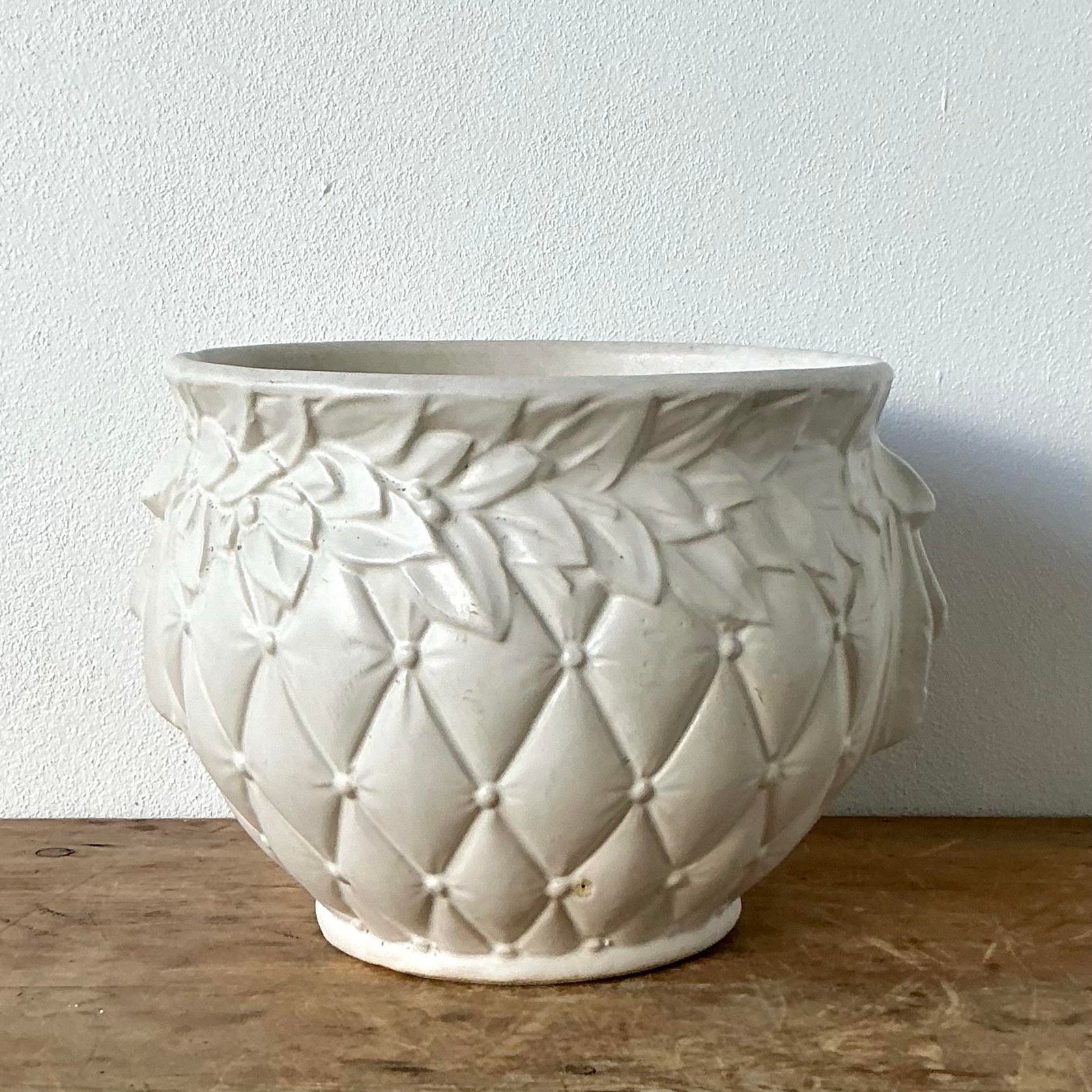Vintage Boho McCoy Laurel Leaf Cache Pot - Detail view