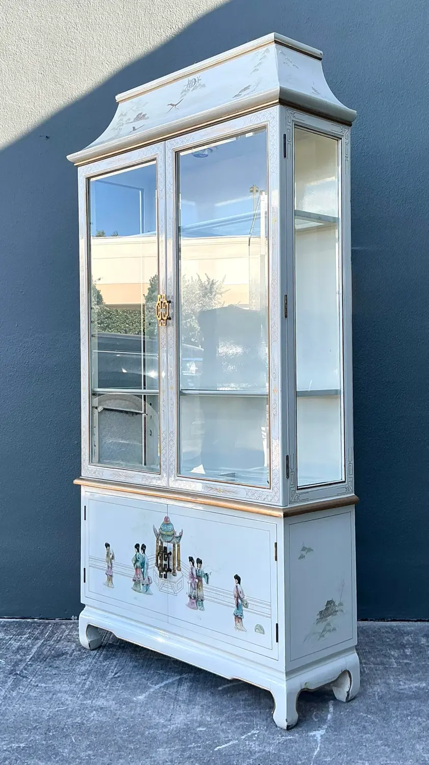 Vintage Chinoiserie Pagoda Cabinet - Detail view