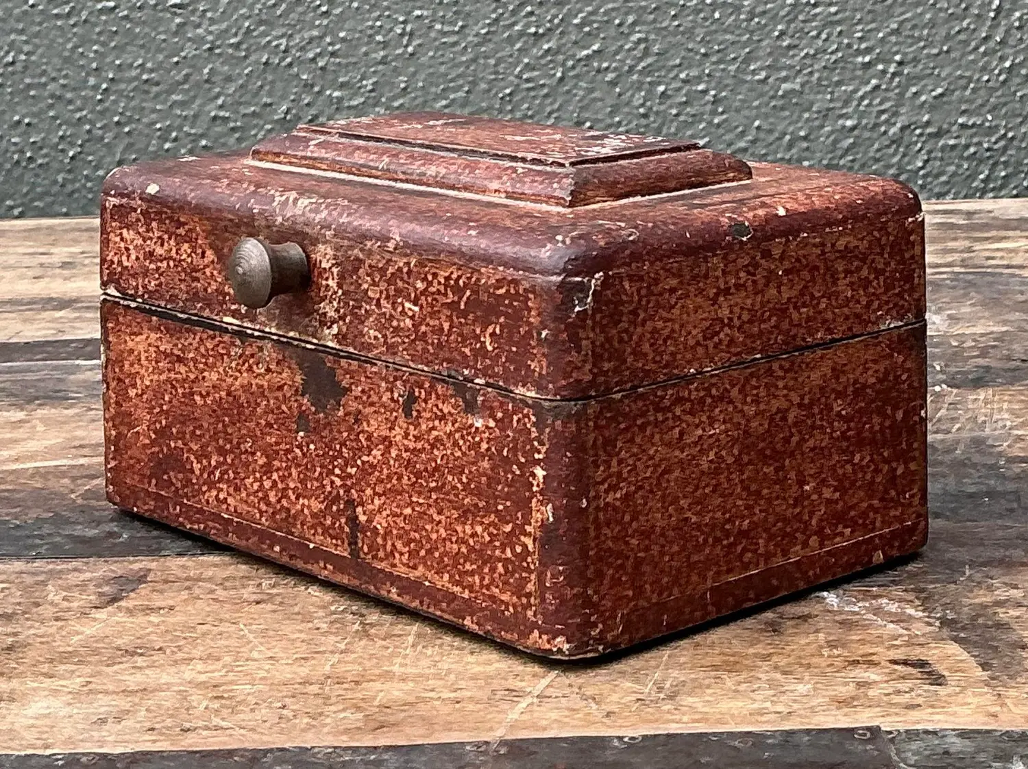 Vintage Distressed Lidded Box - Detail view