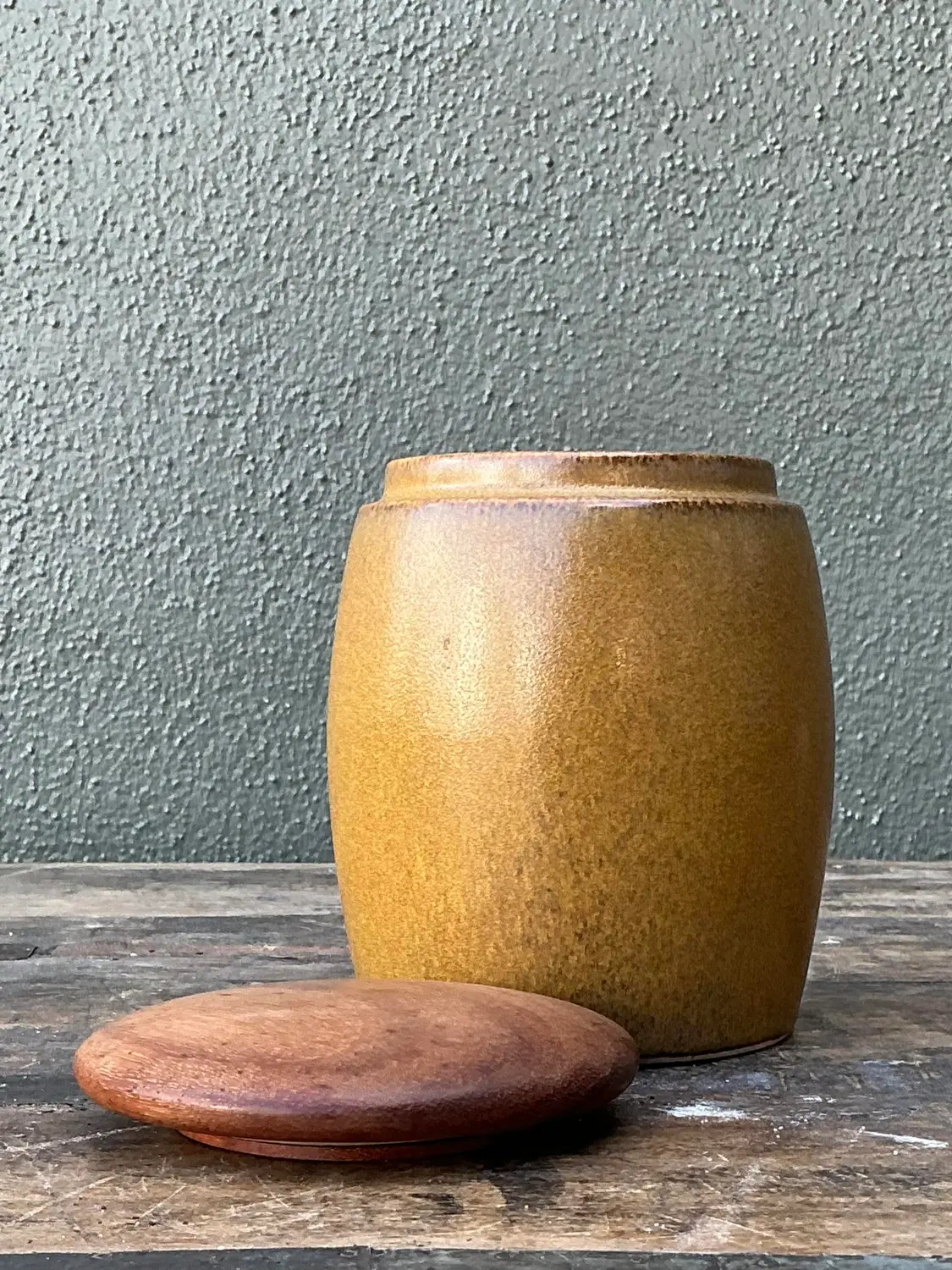 Vintage Dunhill Lidded Ceramic Tobacco Jar - Detail view