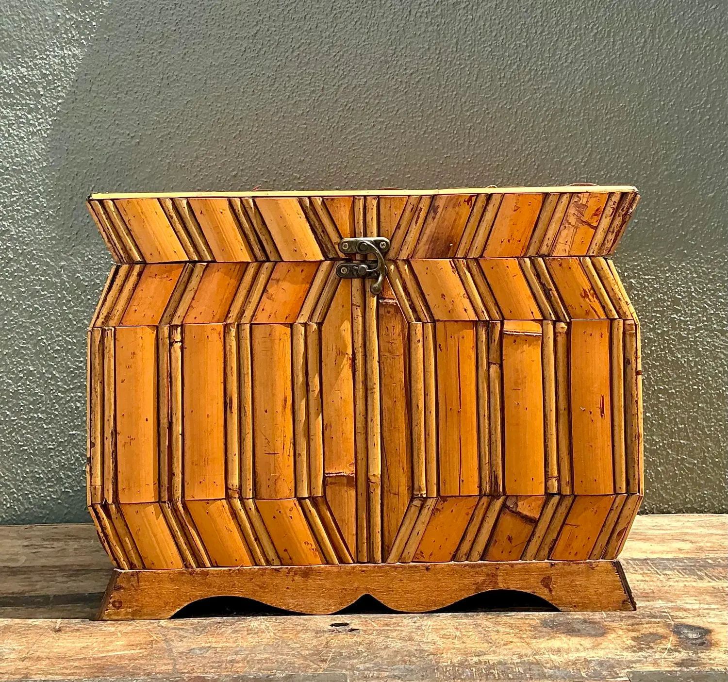 Vintage Faceted Rattan Box - Detail view