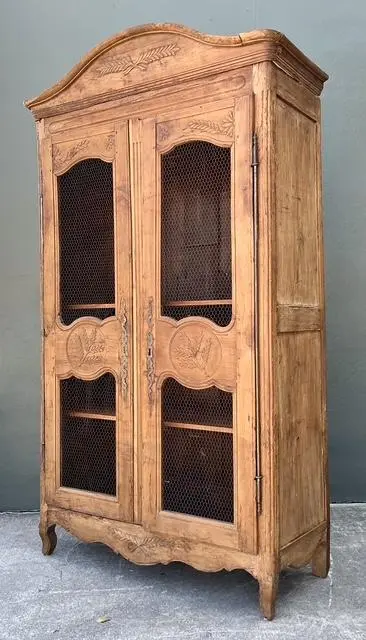 Vintage Gusto Distressed Wire Front Linen Press - Detail view