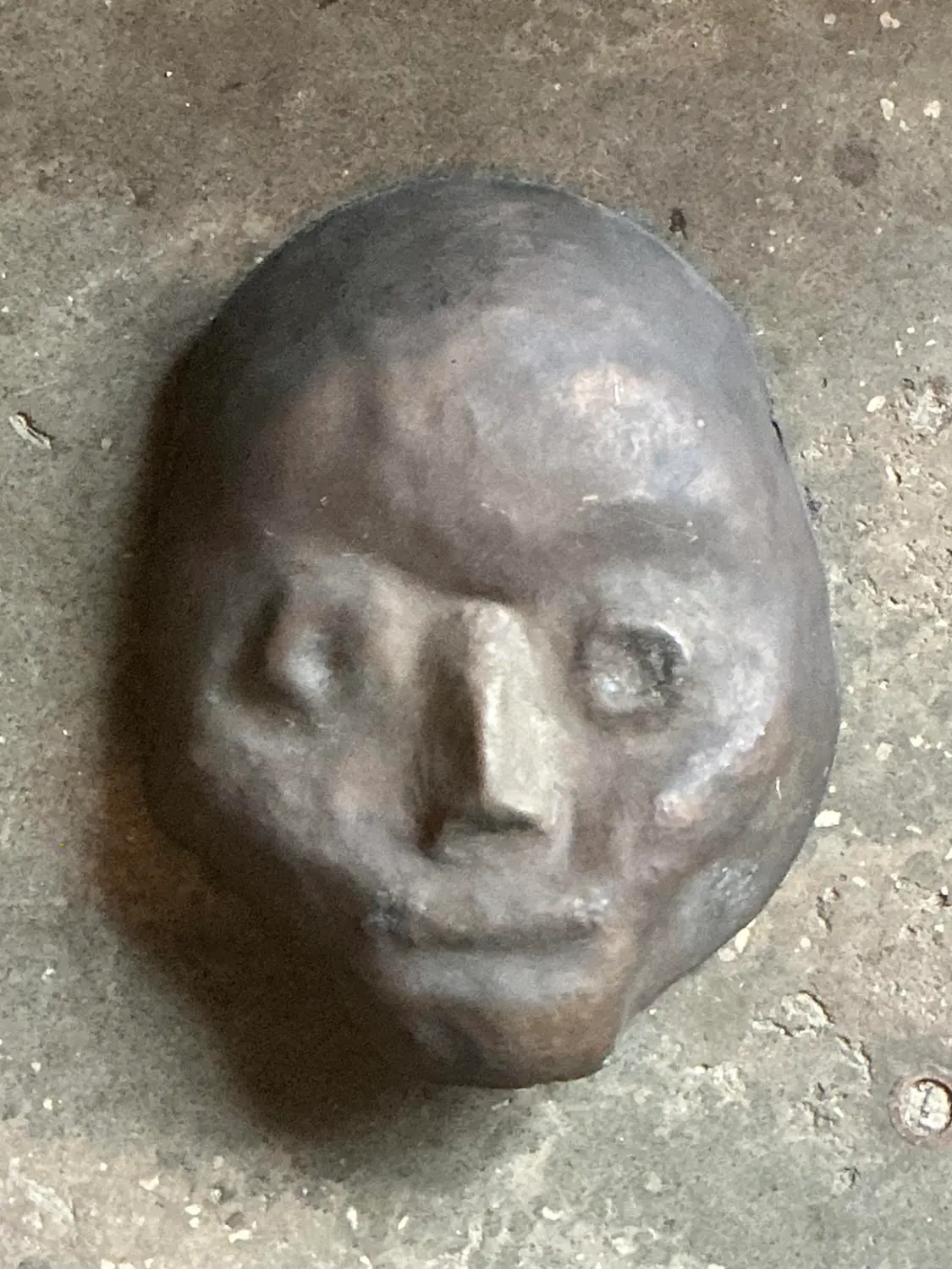 Vintage Hammered Z Bronze Death Mask Wall Sculpture - Detail view