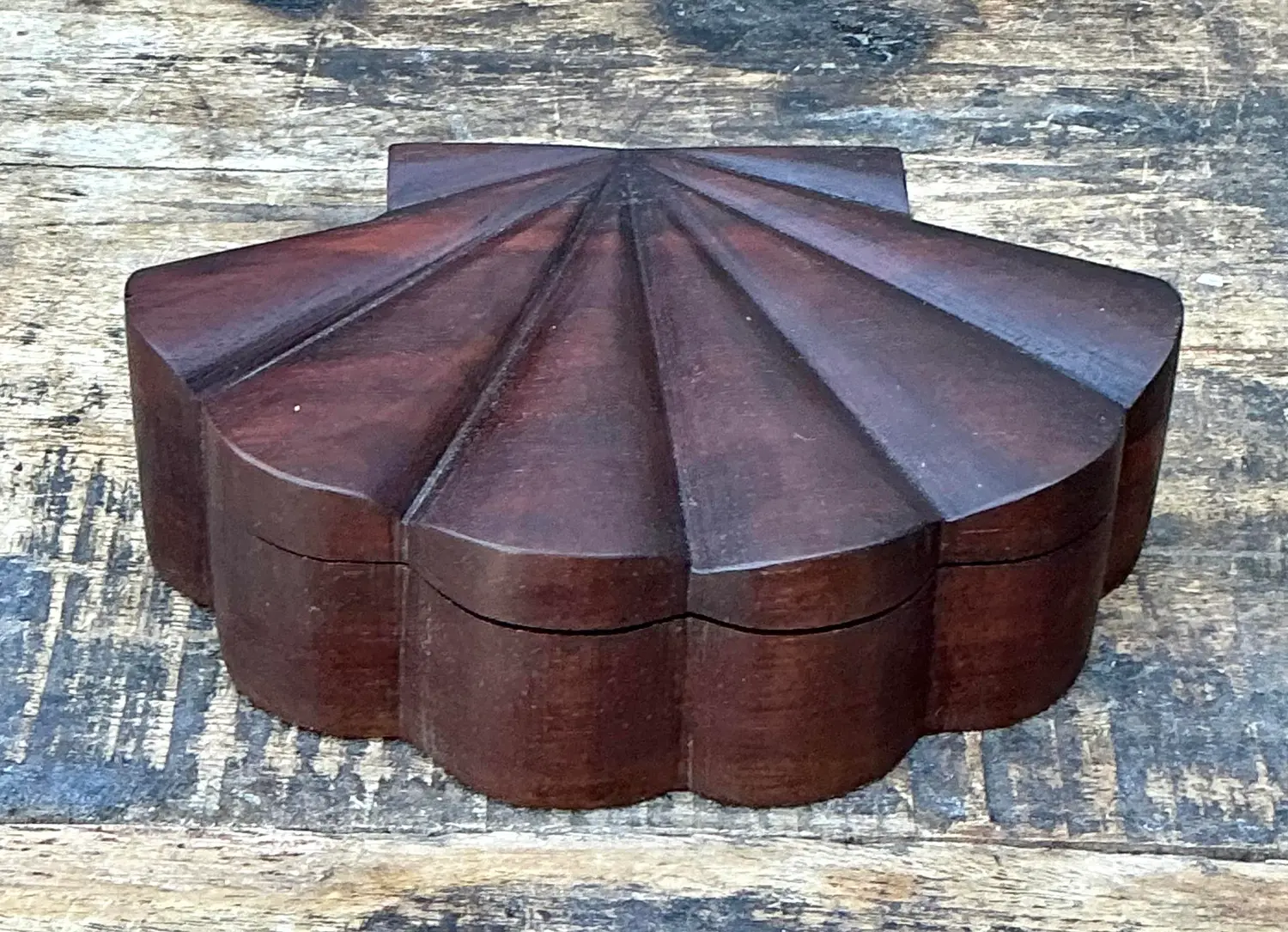 Vintage Hand Carved Wood Clam Box - Detail view