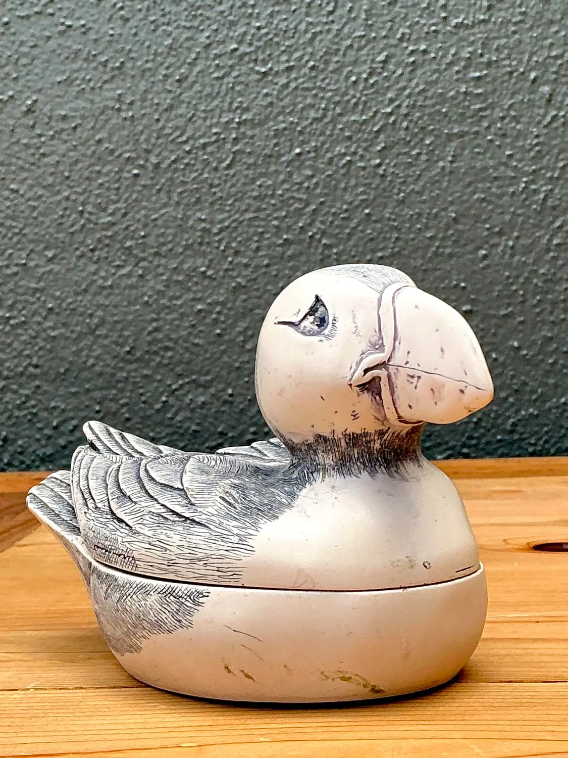 Vintage Hand Painted Puffin Ring Box - Detail view