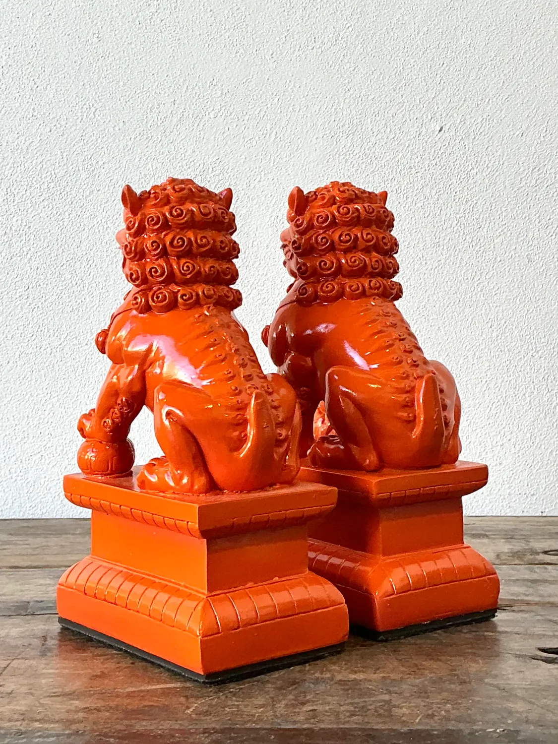 Vintage Lacquered Orange Foo Dogs - A Pair - Detail view