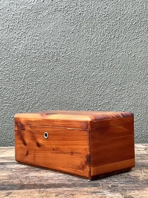 Vintage Lane Cedar Box - Side view