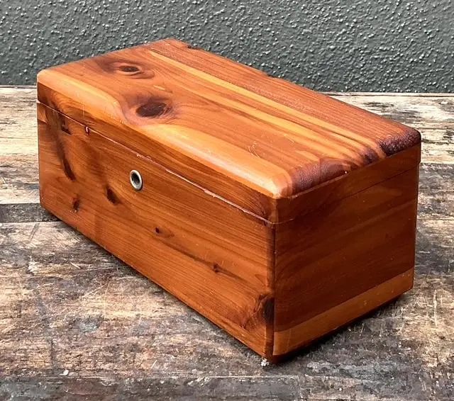 Vintage Lane Cedar Box - Detail view
