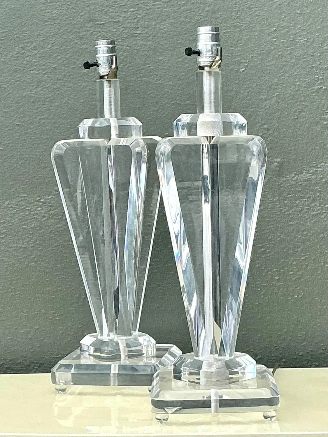 Vintage Lucite Paddle Lamps - A Pair - Detail view