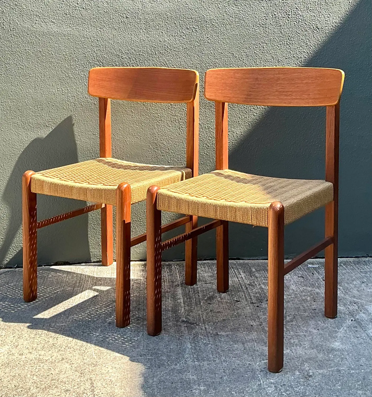 Vintage MCM Danish Woven Jute Seat Chairs - A Pair - Detail view