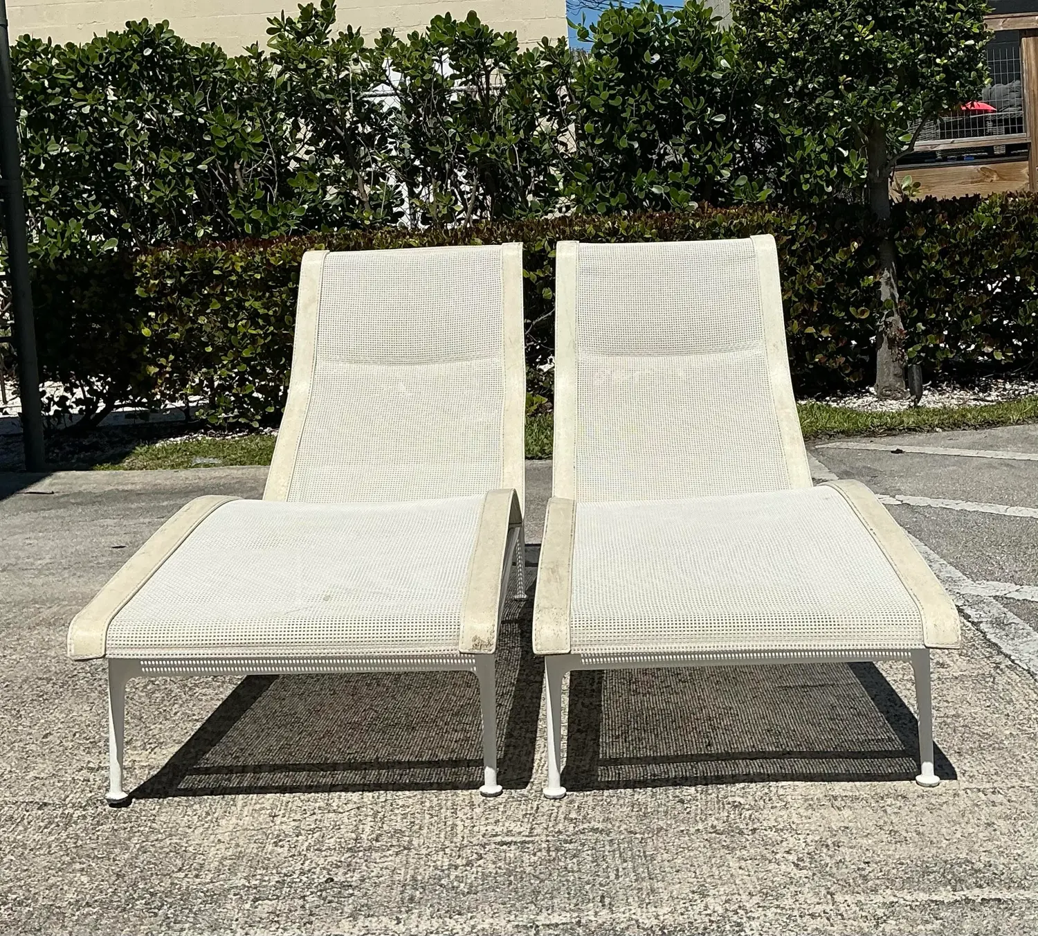 Vintage MCM Richard Schultz for Knoll 1966 Chaise Lounge - A Pair - Detail view