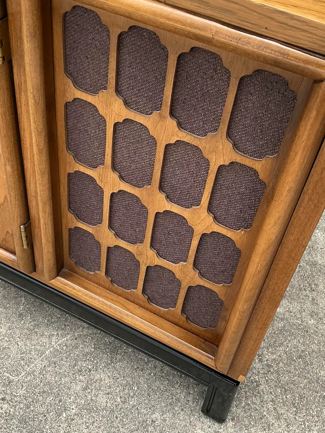 Vintage MCM Stereo Cabinet Credenza - Detail view