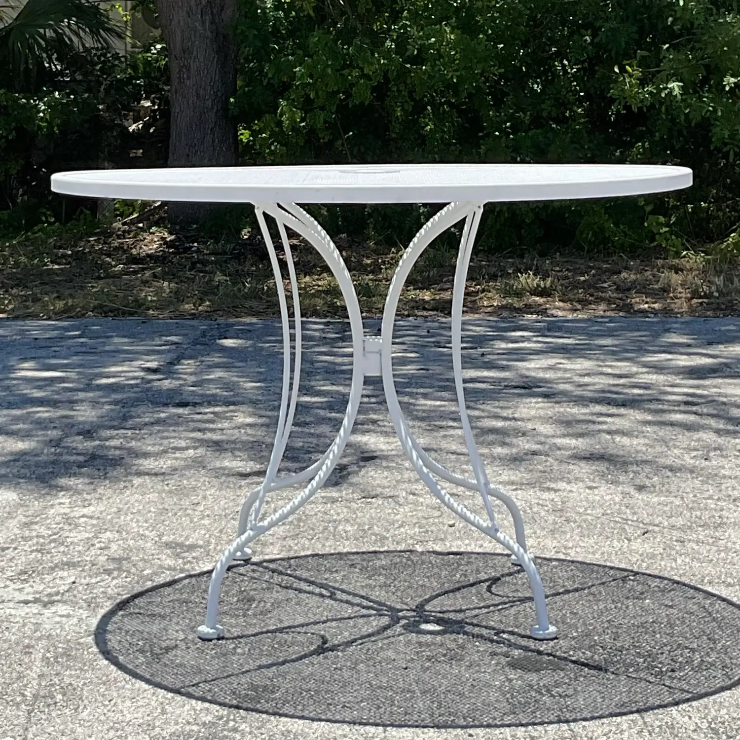 Vintage Mid-Century Modern Wrought Iron Outdoor Dining Set of 5 - Back view