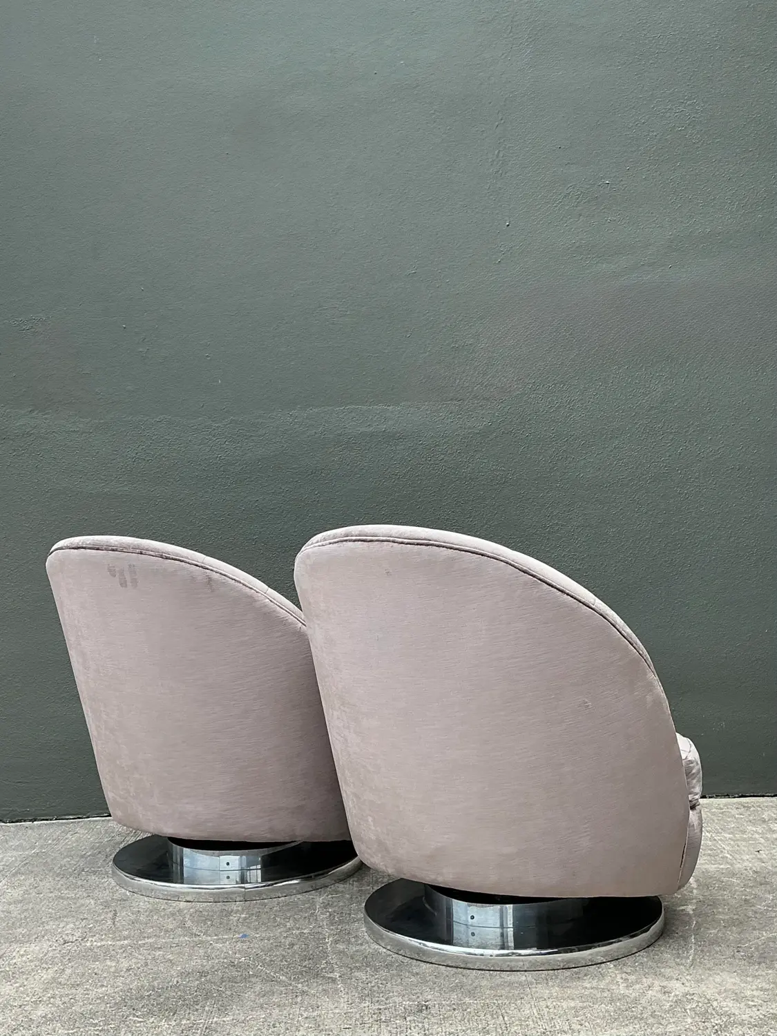 Vintage Milo Baughman for Thayer Coggin Clamshell Swivel Chairs - A Pair - Back view