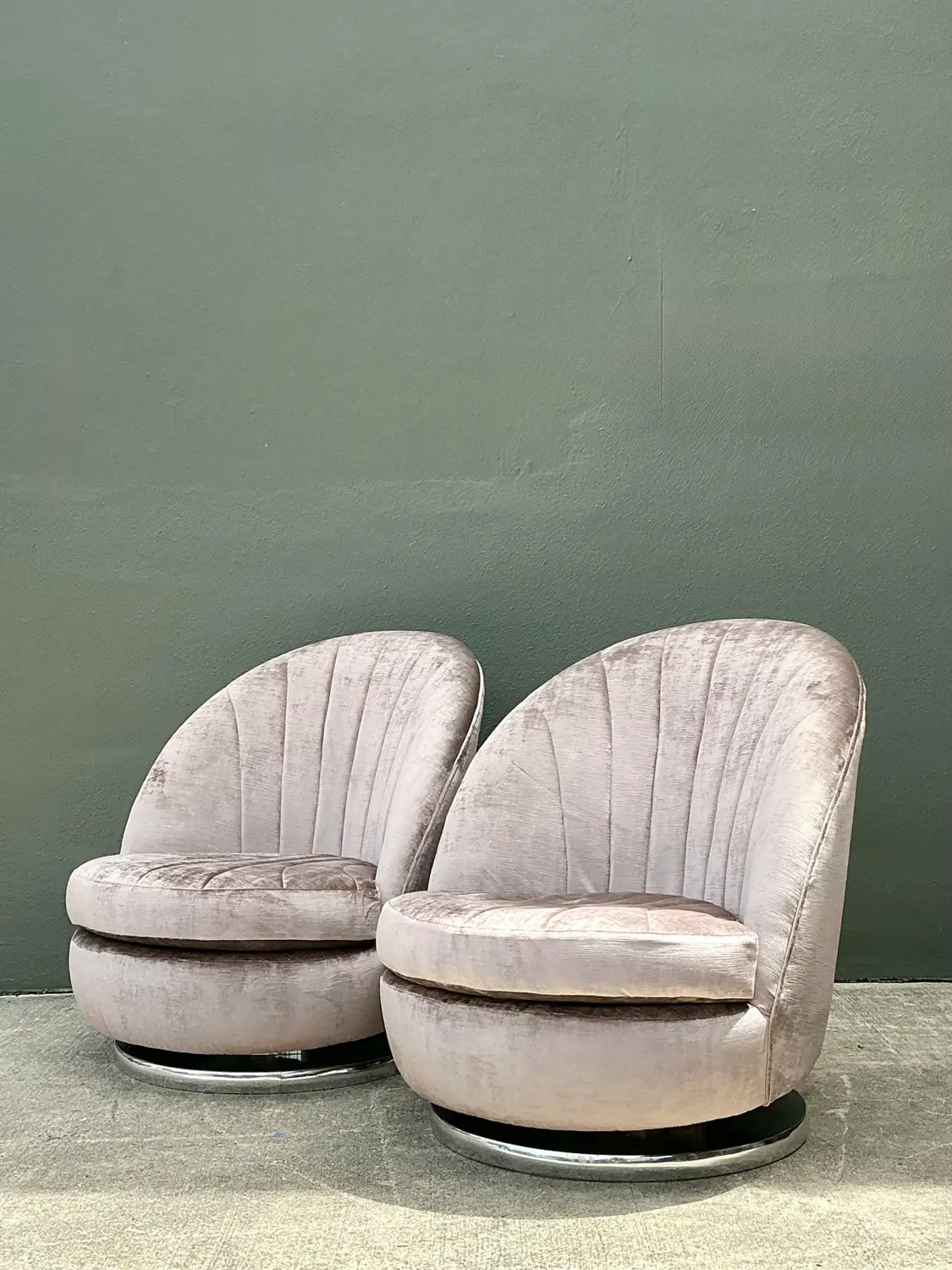 Vintage Milo Baughman for Thayer Coggin Clamshell Swivel Chairs - A Pair - Detail view