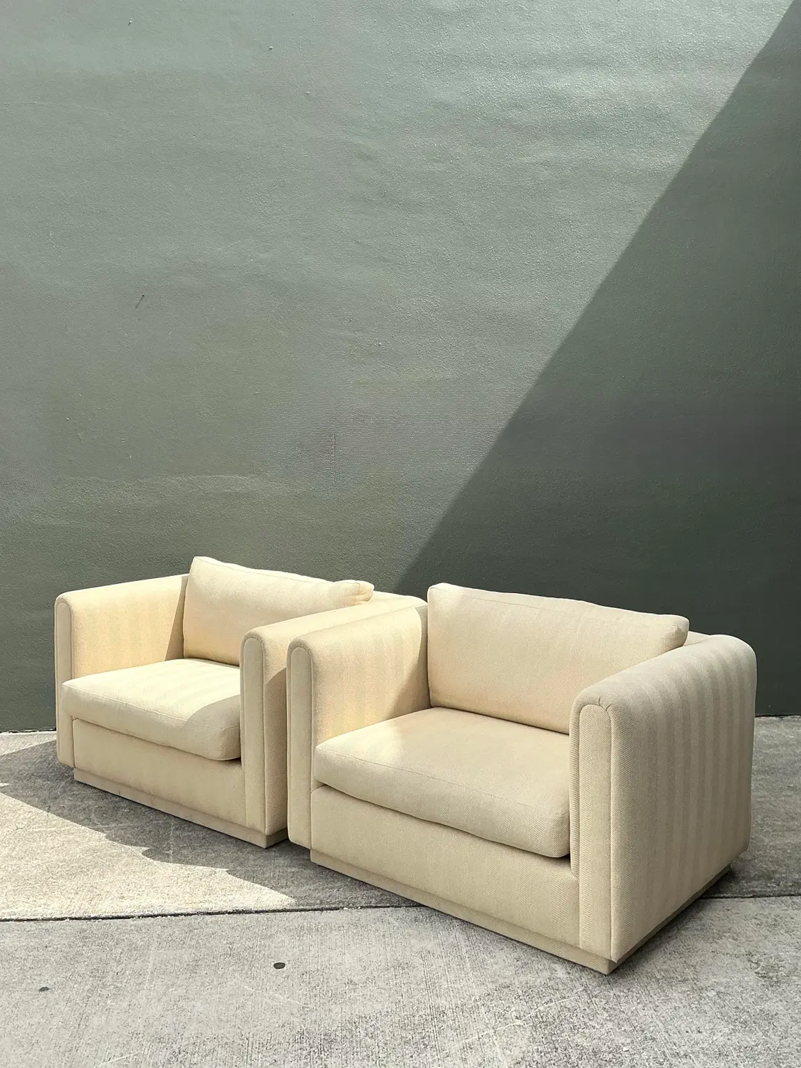 Vintage Monumental Lounge Chairs After Charles Pfister for Knoll - Detail view