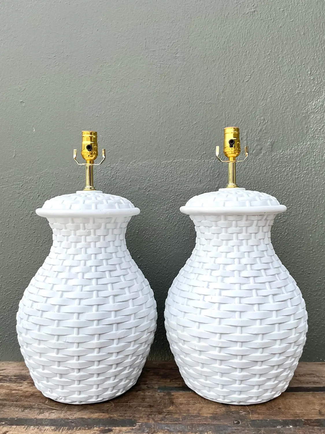 Vintage Plaster Woven Rattan Lamps - A Pair - Detail view