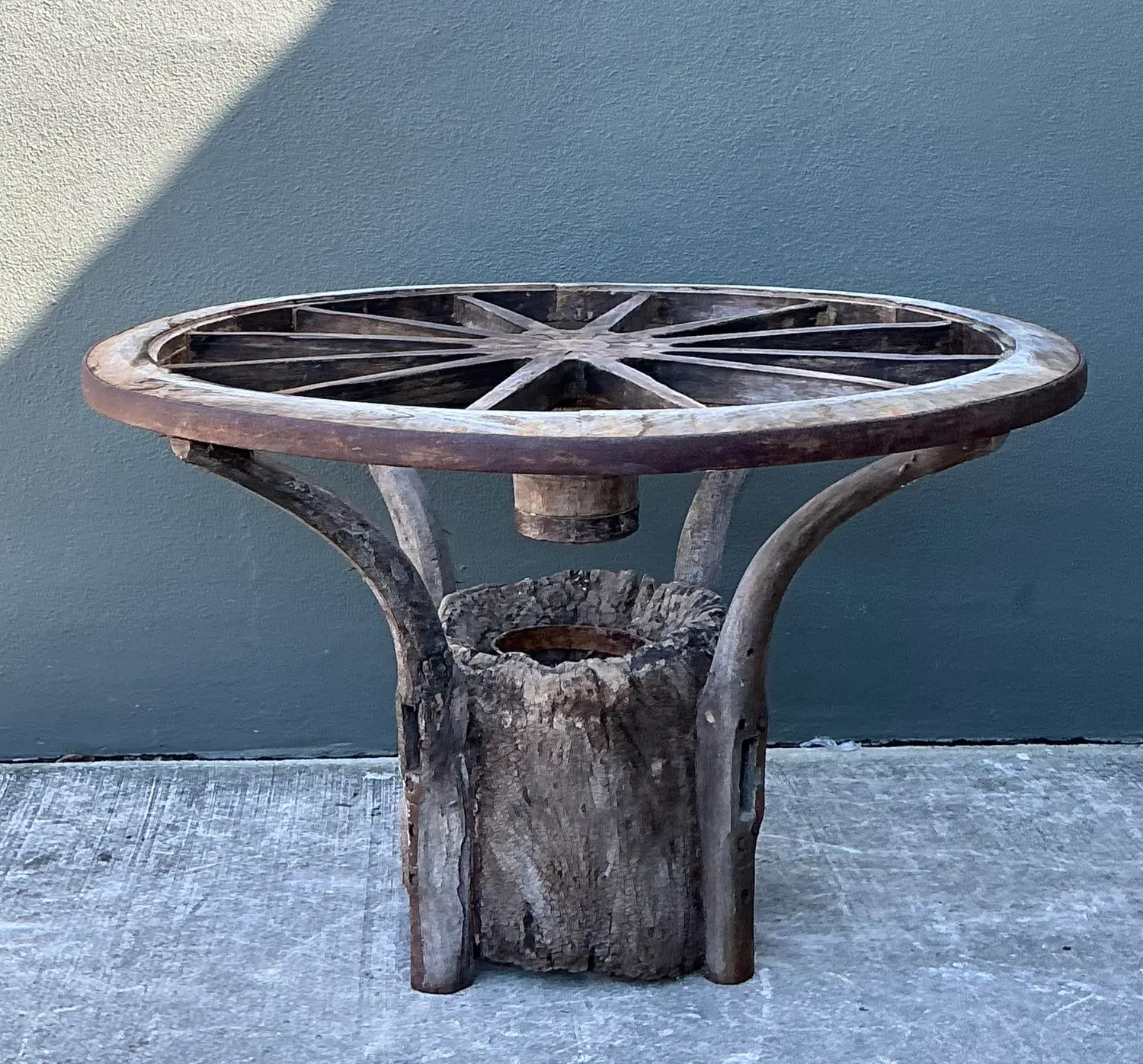 Vintage Primitive Wagon Wheel Dining Table Pedestal - Detail view