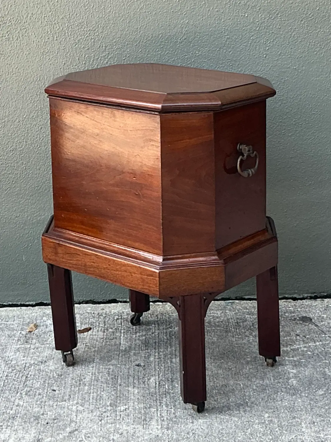 Vintage Regency Faceted Wine Cellarette - Detail view