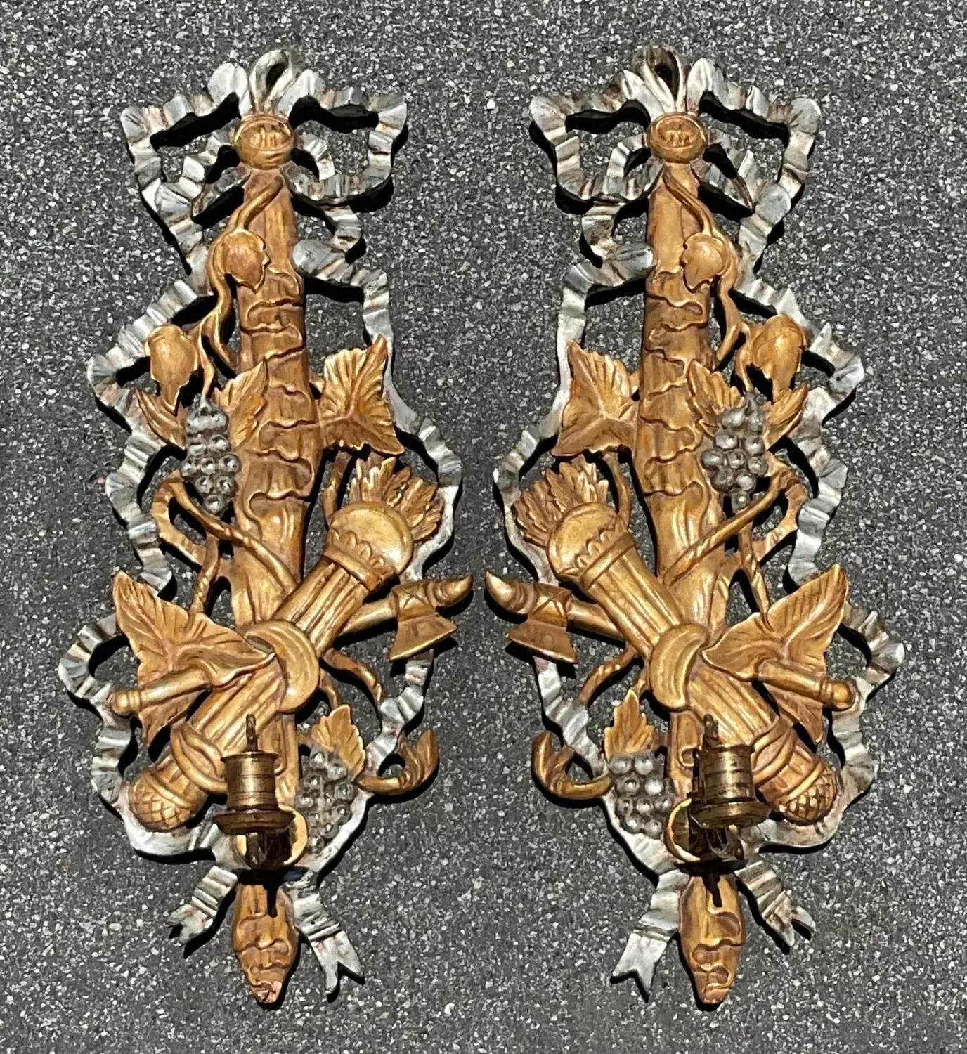 Vintage Regency Gilt Carved Wood Candle Sconce - a Pair - Detail view
