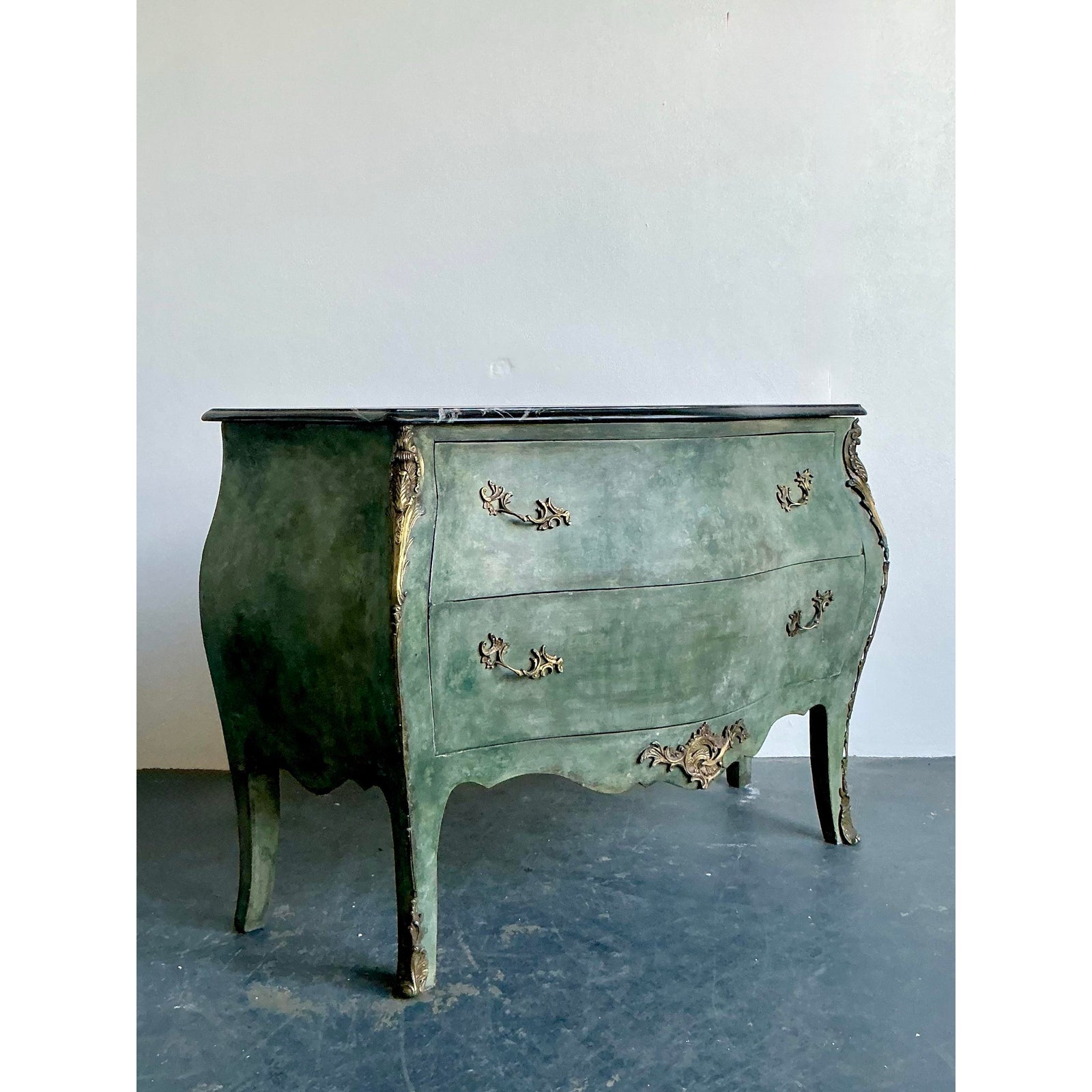 Vintage Regency Gilt Tipped Bombe Chest - Detail view