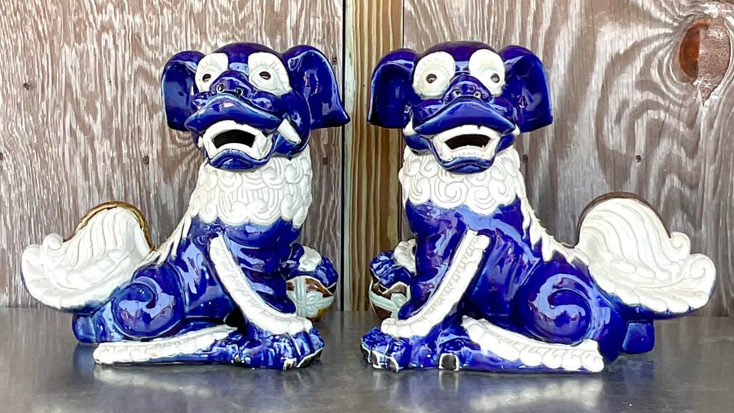 Vintage Regency Glazed Ceramic Foo Dogs - a Pair - Detail view