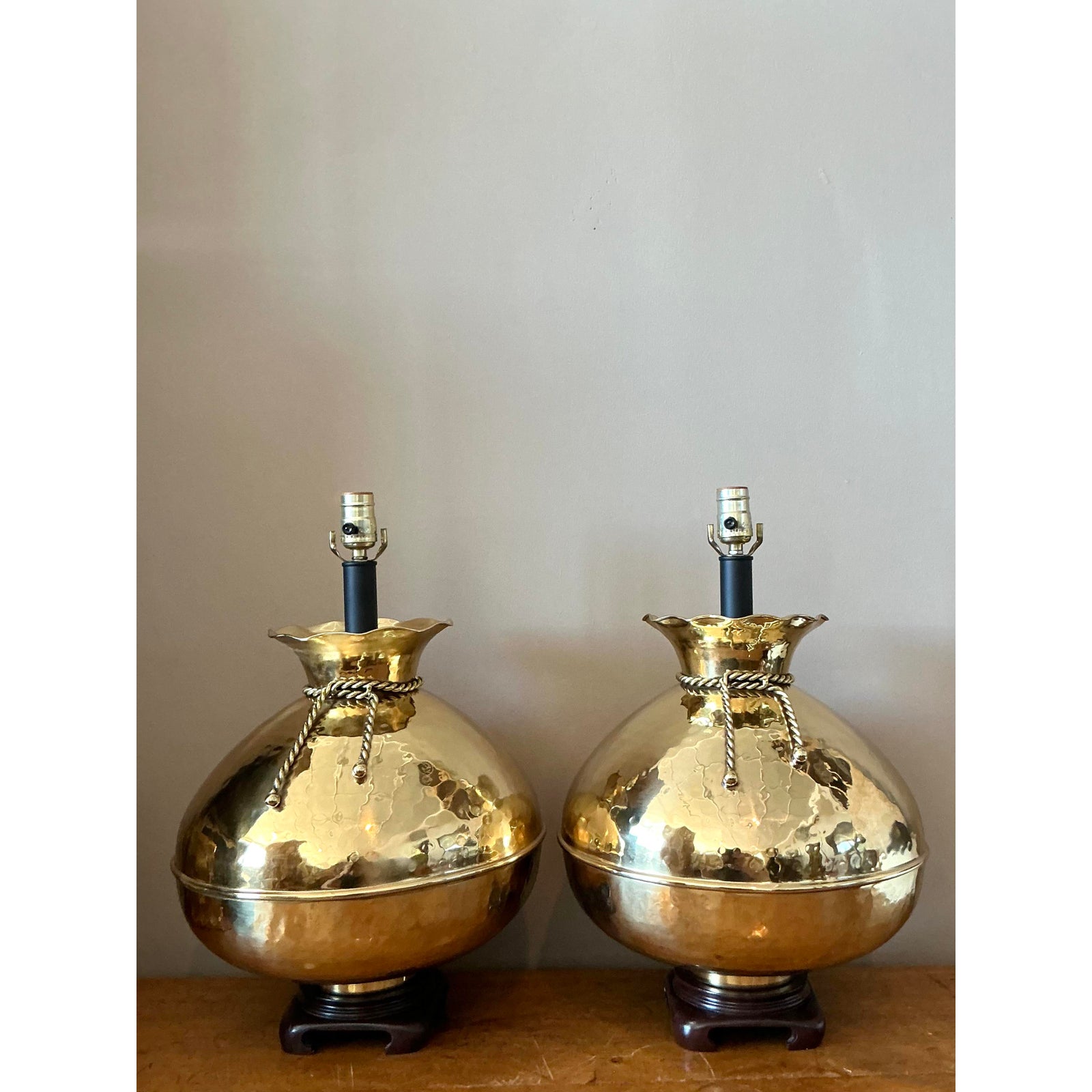 Vintage Regency Hammered Brass Bag Lamps - A Pair - Detail view