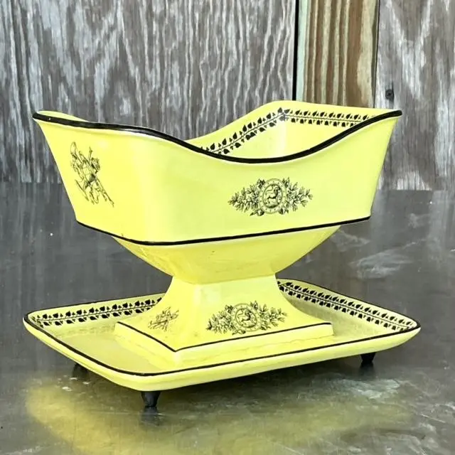Vintage Regency Mottahedah for Creil Bowl - Detail view