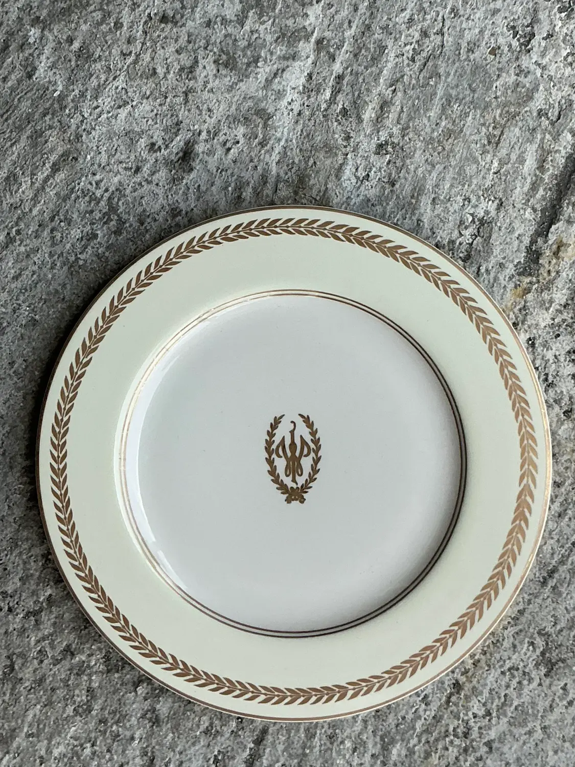 Vintage Regncy Homer Laughlin “Williamsburg Inn” Laurel Leaf China - Set of 12 - Side view