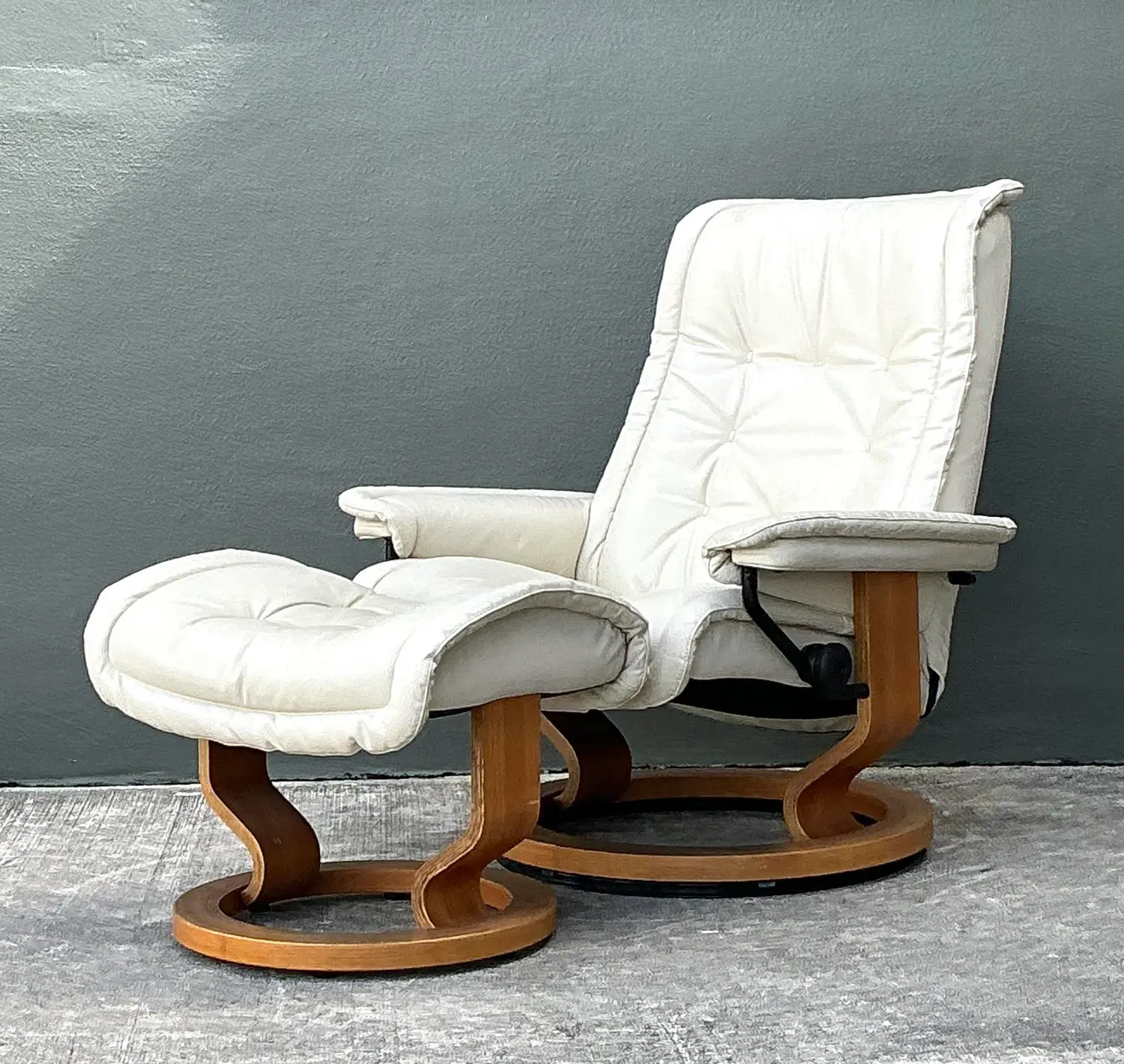 Vintage Stressless Ekornes Leather Lounge Chair and Ottoman - Detail view