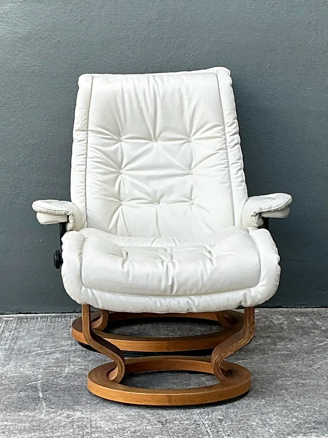 Vintage Stressless Ekornes Leather Lounge Chair and Ottoman - Top view