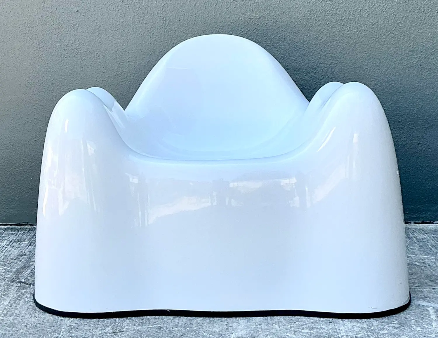 Vintage Wendell Castle Fiberglass “Molar” Chair - Detail view